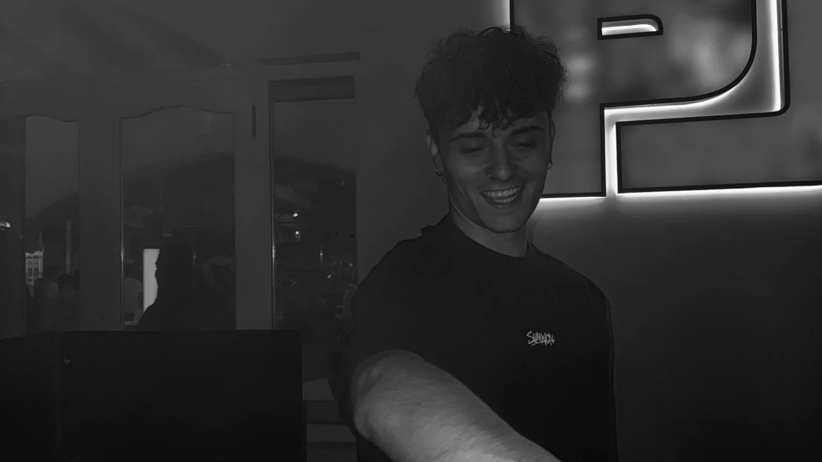 Kilian Sánchez sonriendo en la cabina, con la mano en el plato.